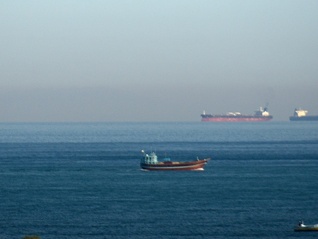 美伊?；鸷笫着煌ㄟ^霍爾木茲海峽，仍有數(shù)百艘船舶被困