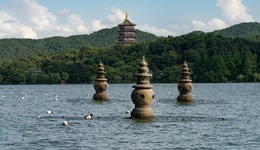 地方新闻精选 | 西湖将撒入7吨漂白粉 3人虚假摆拍“深山救助流浪女”被拘