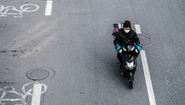 法治面;赛道夺冠;禁限摩治理;热议