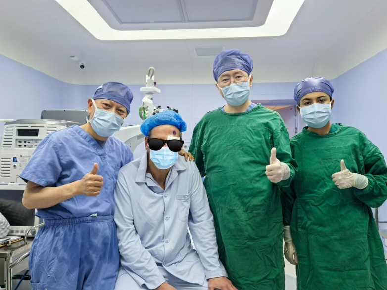 1775636226871051.jpg 术后,西班牙患者与李文生教授(图左一)合影.jpg