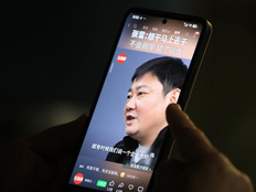 45秒500万！张雪直播间拍卖冠军复刻赛车“光速”成交