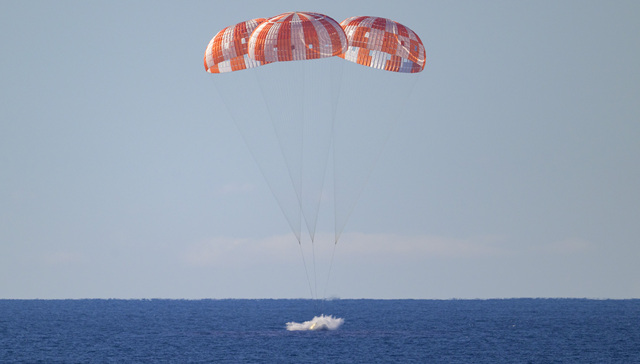 成功返航；美载人绕月飞船；溅落；预定海域