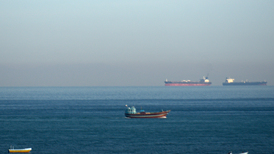 美军开始阻截霍尔木兹海峡进出船只，特朗普警告伊朗攻击艇勿靠近封锁线