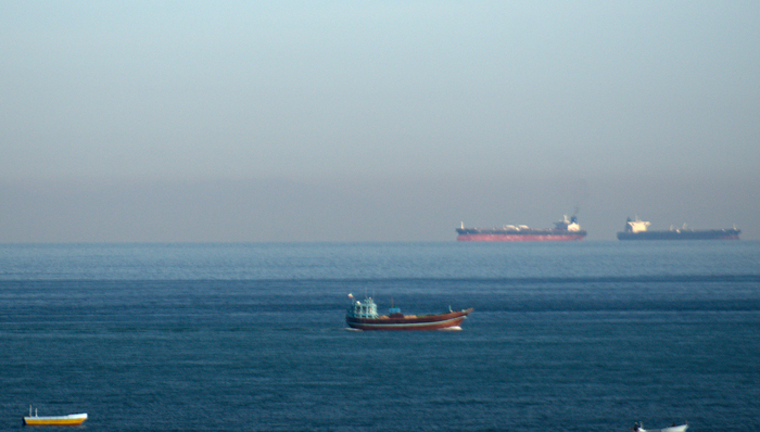 权力游戏美军;霍尔木兹海峡;阻截船只;特朗普;伊朗攻击艇;封锁线