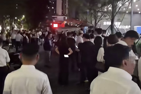 深圳楼市再现“通宵排队抢房”，开盘现场失控“喷辣椒水”，政府启动专项整治