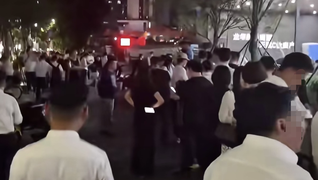 深圳楼市;通宵排队抢房;开盘现场失控;喷辣椒水;政府专项整治