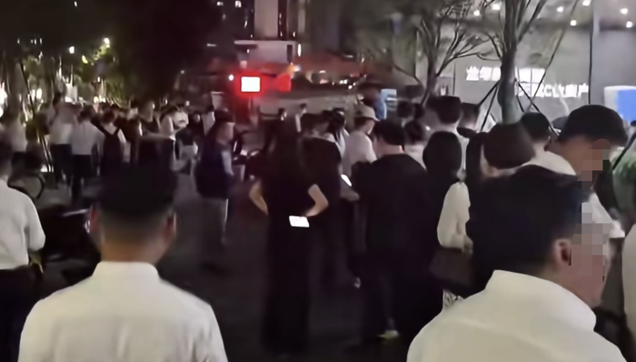 深圳楼市;通宵排队抢房;开盘现场失控;喷辣椒水;政府专项整治