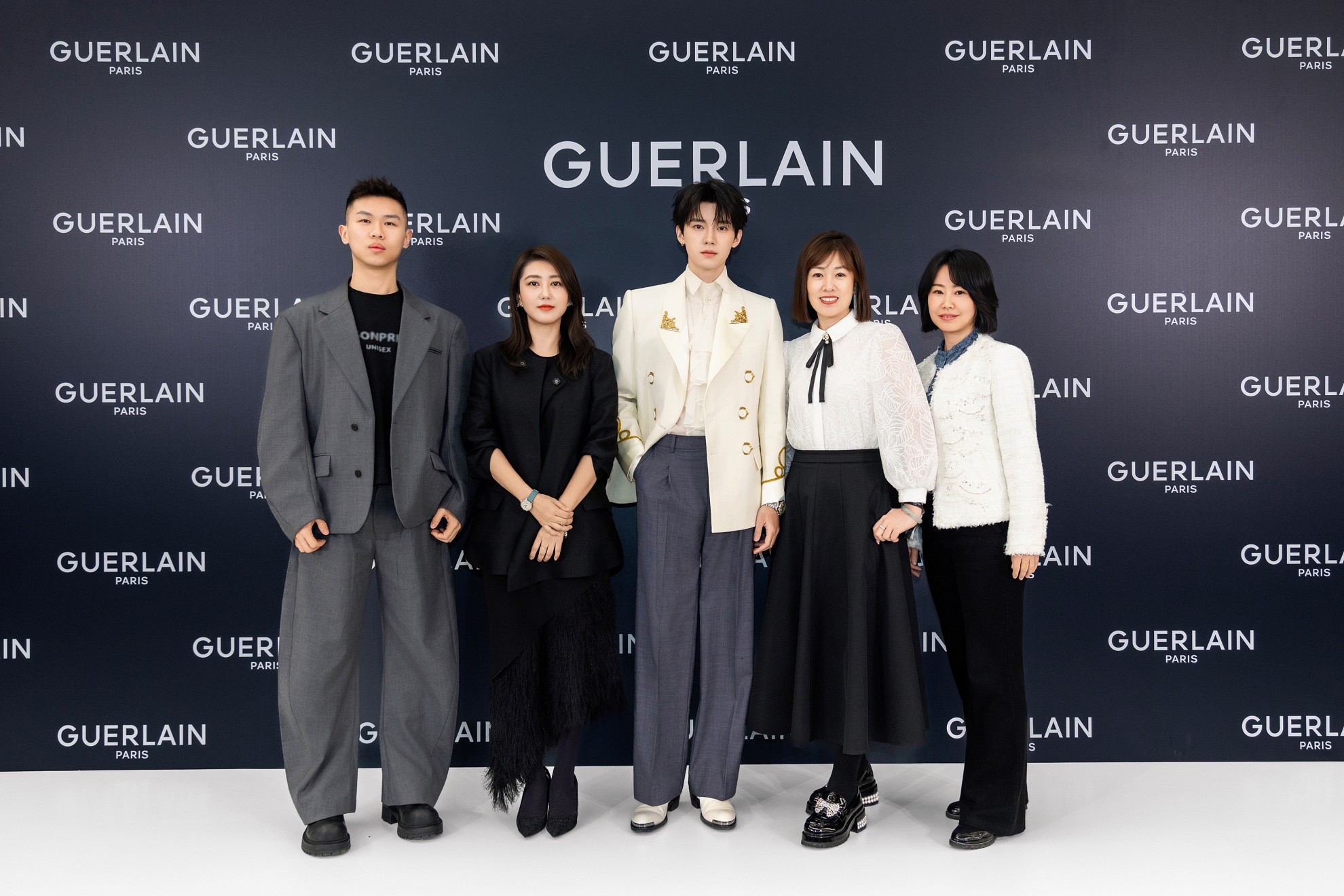 沈阳万象城营运部营运经理李秋林先⽣、 沈阳万象城营运部与客户关系部负责⼈郑娜、 法国娇兰护肤⼤使周翊然先⽣、 法国娇兰华北区销售经理⽥洪霞⼥⼠、 法国娇兰沈阳销售主管王舒⼥⼠.JPG