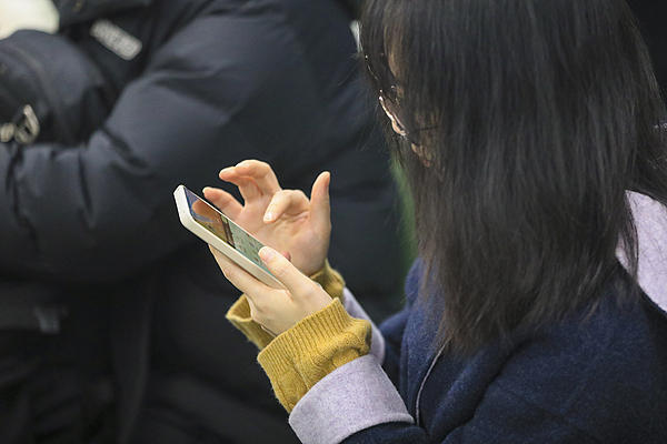 网络视听用户;10.99亿人;人均每天刷屏超3小时