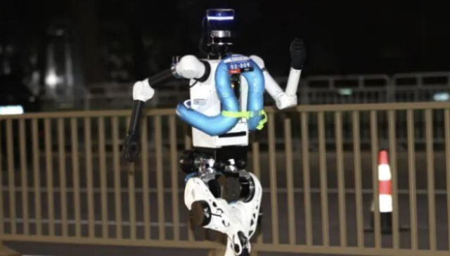 300多台机器人大战21公里，谁能冲过终点线？