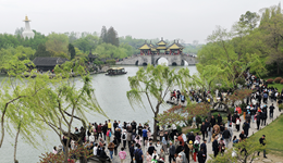 一季度消费同比增长2.4%，服务零售增势强劲