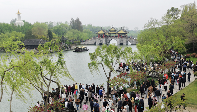 服务消费,;一季度;消费同比增长2.4%;服务零售;增势强劲