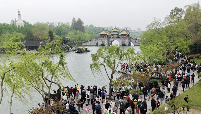 服务消费,一季度;消费同比增长2.4%;服务零售;增势强劲