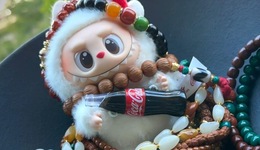 潮玩遇冷时，文玩冲年轻人抛了个“媚眼”