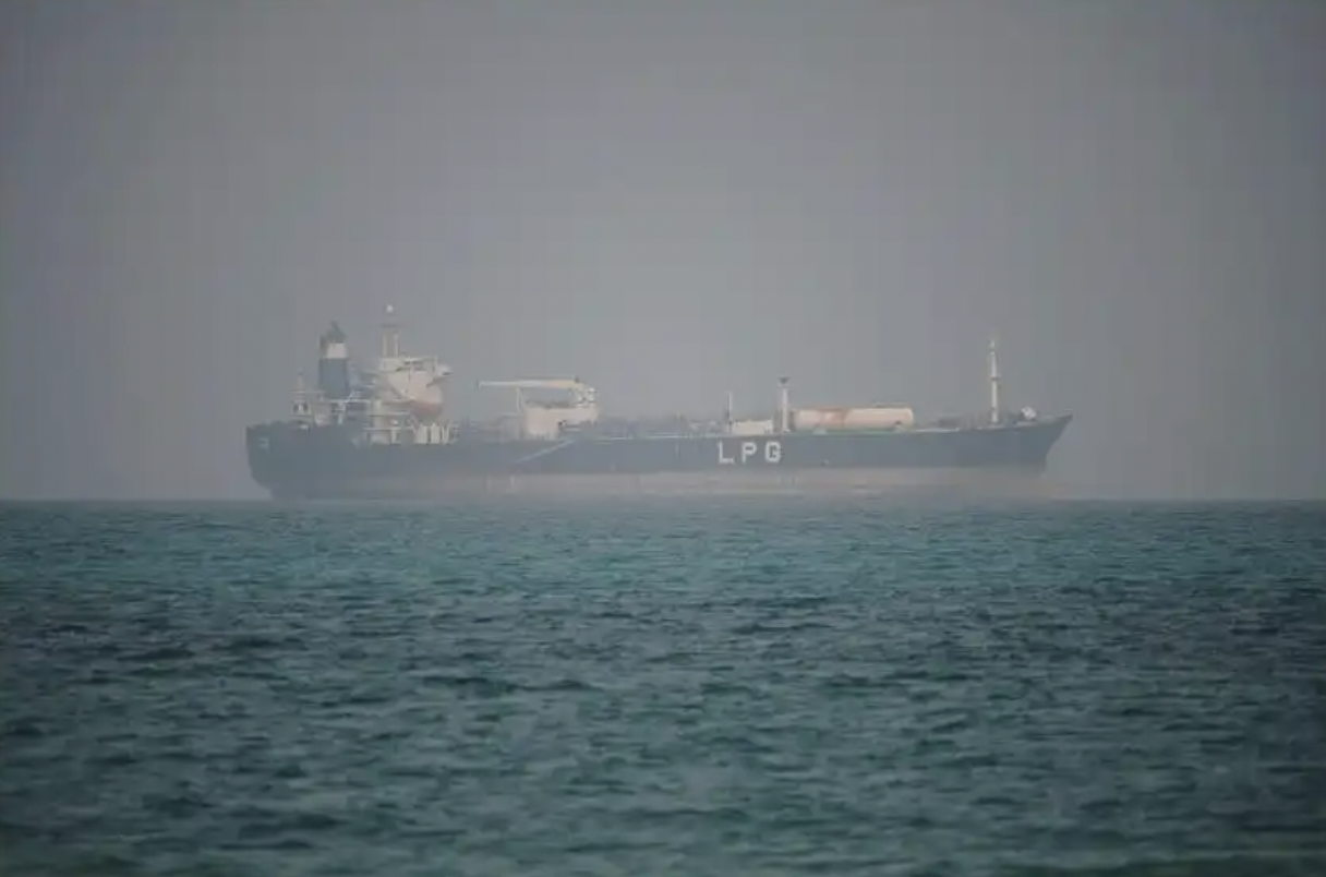 伊朗向试图穿越霍尔木兹海峡船只开火，伊朗最高领袖：伊朗海军已准备好给敌人“新的惨败”