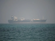 伊朗向试图穿越霍尔木兹海峡船只开火，伊朗最高领袖：伊朗海军已准备好给敌人“新的惨败”