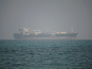 伊朗向试图穿越霍尔木兹海峡船只开火，伊朗最高领袖：伊朗海军已准备好给敌人“新的惨败”