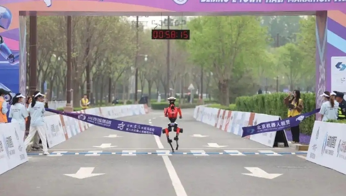 50分26秒！2026人形机器人半马冠军出炉，超人类世界纪录