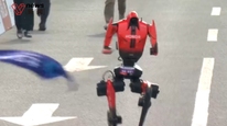 亦庄半马首个冲线人形机器人终点曾撞上广告牌摔倒