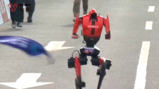 亦庄半马首个冲线人形机器人终点曾撞上广告牌摔倒
