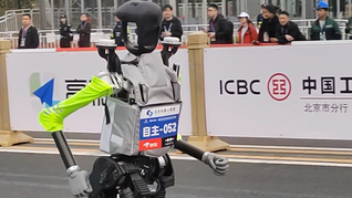 人形机器人半程马拉松开跑 ：300多台机器人同场竞技，全长21.0975公里