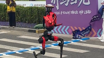 50分26秒！2026北京亦庄人形机器人半程马拉松冠军出炉，荣耀人形机器人夺冠
