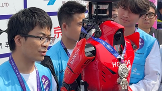 人形机器人半程马拉松完赛，荣耀机器人夺冠赛后采访：团队组建时间只有一年多