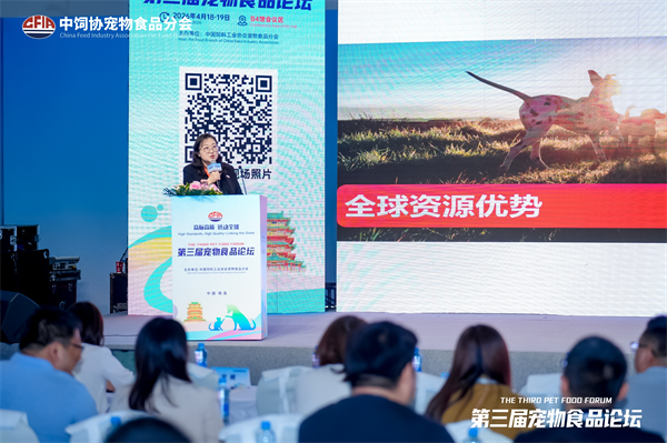 玛氏宠物营养中国区研发总监张国茜发表主题演讲.png