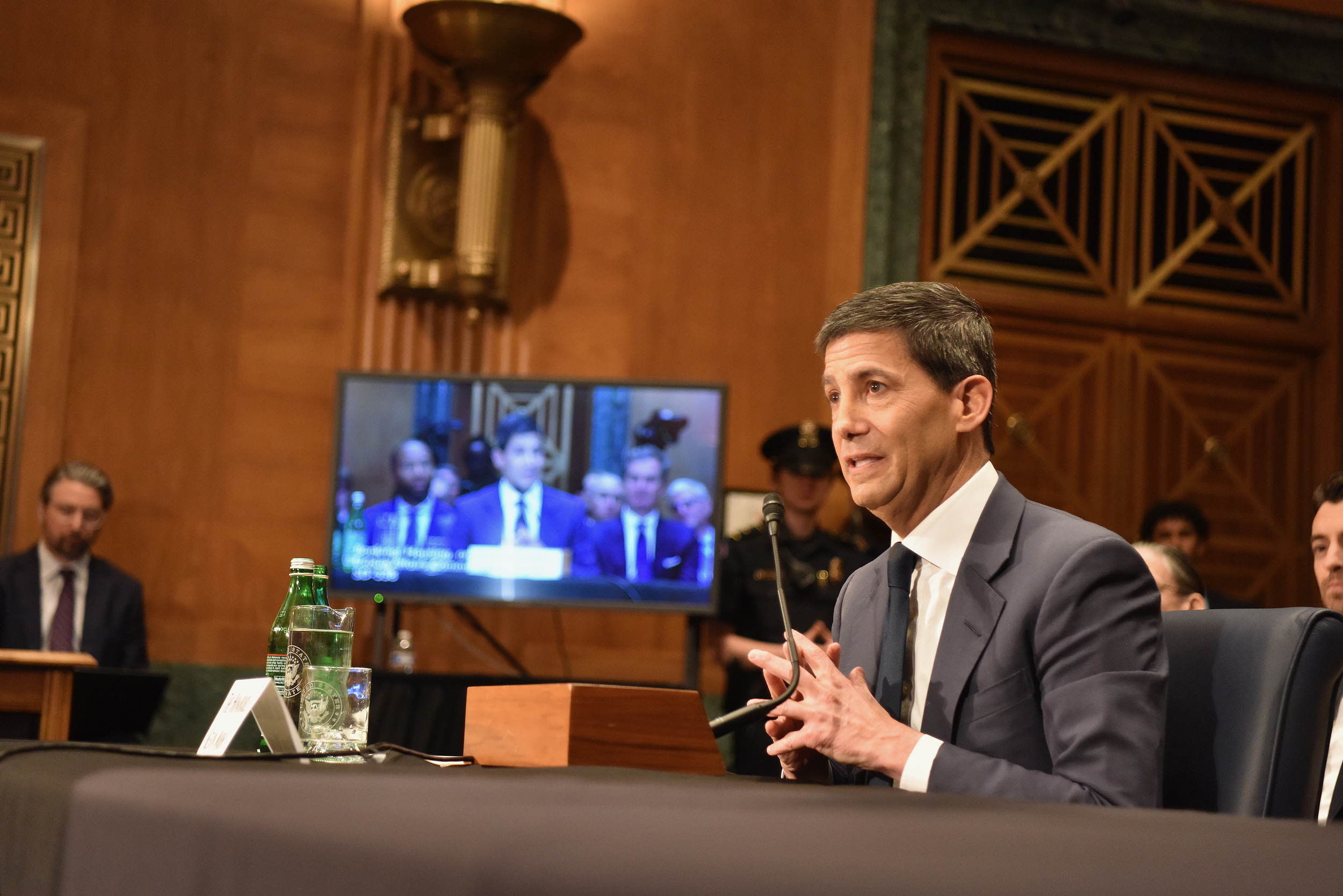 沃什闯关参议院，否认是特朗普“傀儡”，对利率路径含糊其辞