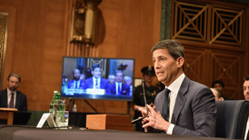 沃什闯关参议院，否认是特朗普“傀儡”，对利率路径含糊其辞