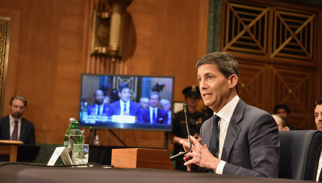 沃什闯关参议院，否认是特朗普“傀儡”，对利率路径含糊其辞