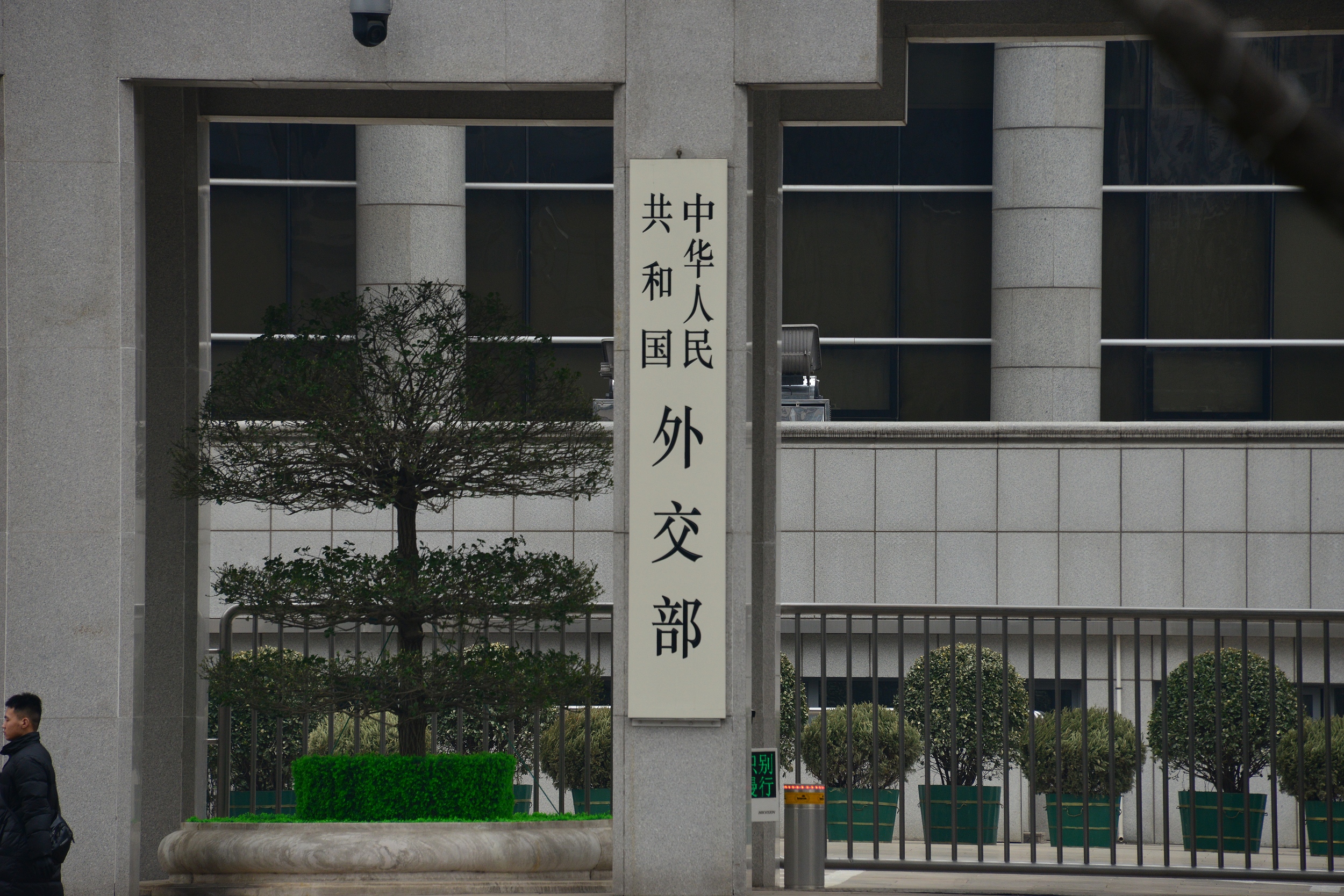 日本高层向靖国神社献祭品，中国外交部：公然挑衅国际正义