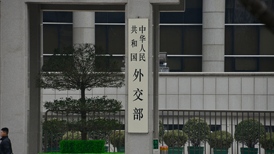 日本高层向靖国神社献祭品，中国外交部：公然挑衅国际正义