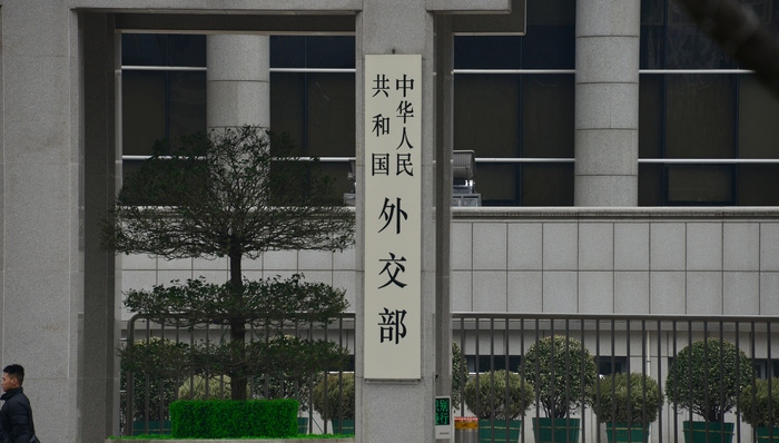 日本高层向靖国神社献祭品，中国外交部：公然挑衅国际正义