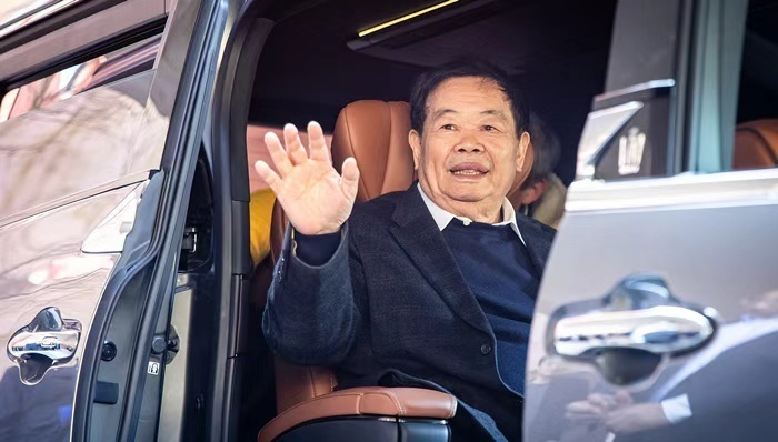 曹德旺;福耀玻璃股东会;儿子;董事长;比自己强