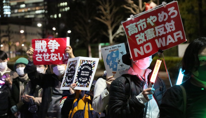 日本解禁武器出口等举动引发强烈反对，民众集会要求高市政府下台