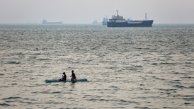霍尔木兹博弈持续：伊朗自战争以来首次扣船、欧美多国酝酿扫雷行动