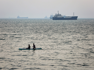 霍尔木兹博弈持续：伊朗自战争以来首次扣船、欧美多国酝酿扫雷行动