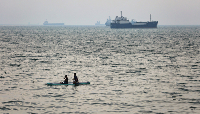 霍尔木兹博弈持续：伊朗自战争以来首次扣船、欧美多国酝酿扫雷行动
