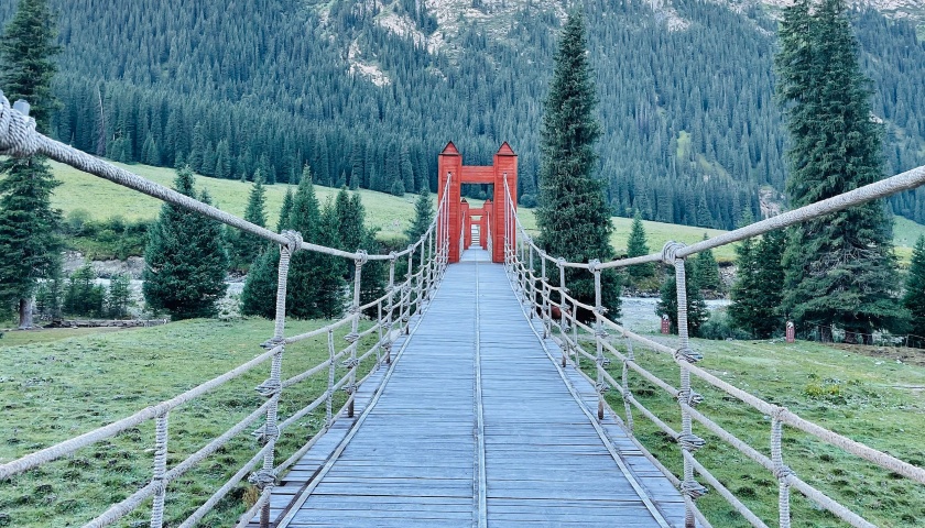 新疆伊犁吊桥致5死24伤事故调查报告：11人移送司法，22名公职人员被处分