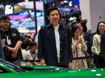 雷军现身“蔚小理”展台，赠送李想“听我讲完”T恤｜2026北京车展