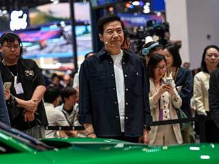 雷军现身“蔚小理”展台，赠送李想“听我讲完”T恤｜2026北京车展