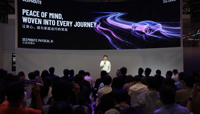 闪电快讯 ｜ 阮翀首度亮相元戎启行CEO周光：物理 AI 将是终局