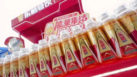 “两连冠”也难带动东鹏饮料：比张雪机车更难找的，是第二个大单品？