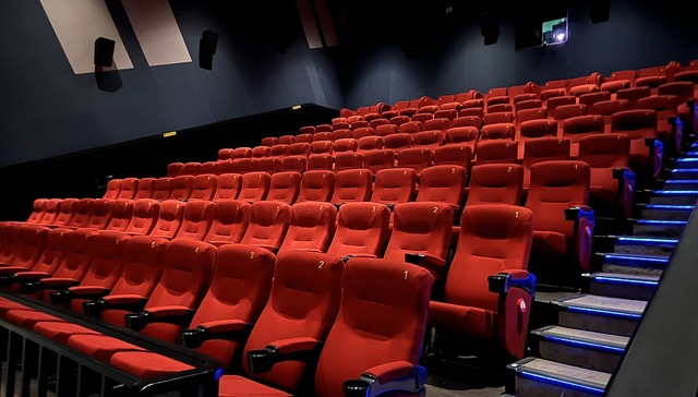 史上最拥挤五一档;首日预售票房破千万