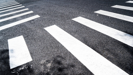 【深度】被挤占的人行道，被忽视的行人路权：城市规划应优先谁？