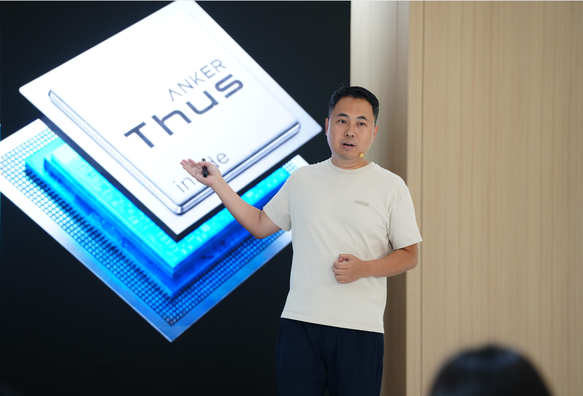 安克向深处走去