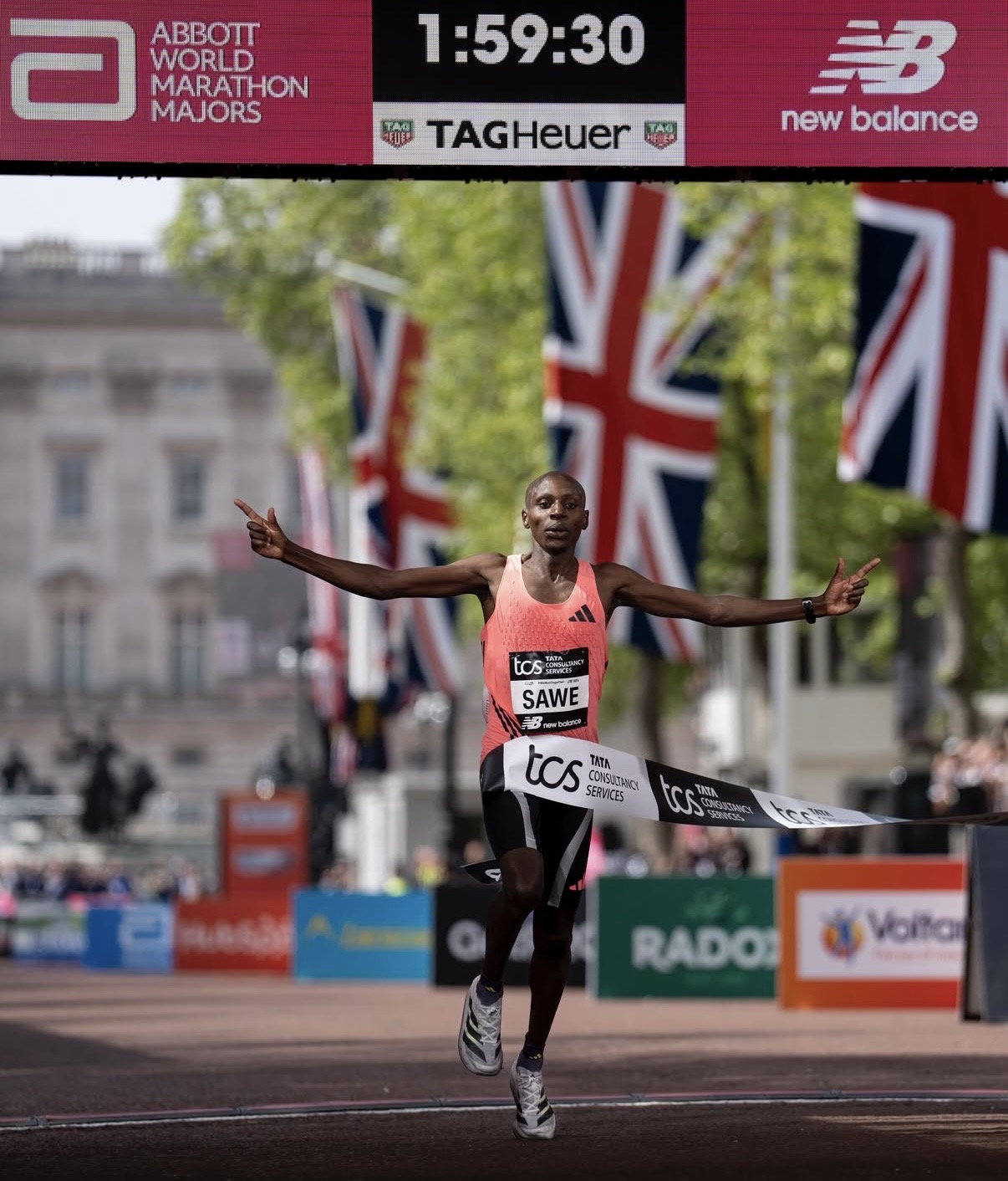 人类马拉松“破2”，背后有阿迪耐克的超级跑鞋战争