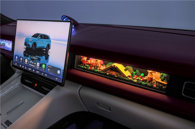 其二，智能驾驶系统的升级。问界全年累计交付超42万辆，单车成交均价达39.1万元，问界M9蝉联50万元级年度销冠，M8、M7分别在40万元级和30万元级市场稳扎稳打。这种"出一款、爆一款"的市场号召力，背后是高阶智驾技术赋予的产品溢价能力。