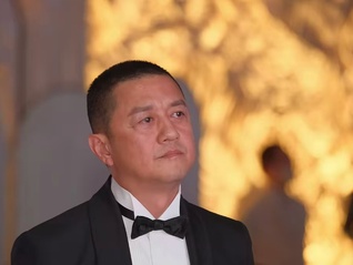 李亚鹏现身香港嫣然慈善晚宴， 筹得336万港币、将用于唇腭裂患儿康复